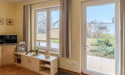 Blick vom Wohnzimmer auf die Terrasse