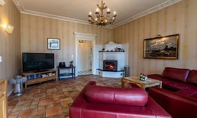 Wohnzimmer mit großem Plasmafernseher und DVD Surroundanlage