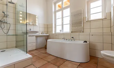 Badezimmer mit Erlebnisdusche