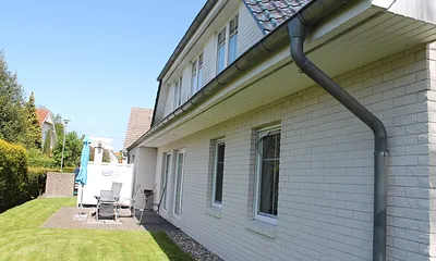 Außenansicht mit Terasse