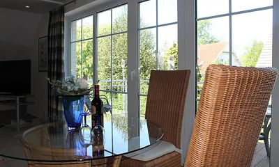 Esstisch im Hintergrund großer TV- Flachbildschirm 