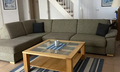 Wohnbereich mit großen Flachbildschirm TV