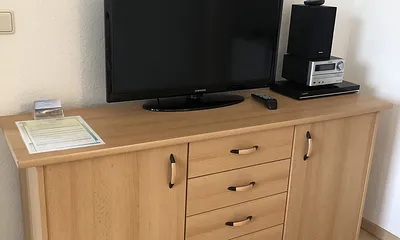 32-Zoll LCD-TV und Mini Hifi-Anlage