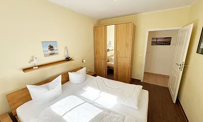 1.Schlafzimmer mit Doppelbett und Kleiderschrank