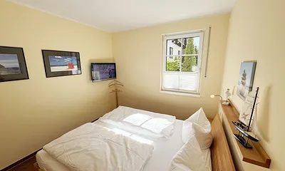 1.Schlafzimmer  mit Doppelbett und Flachbild-TV