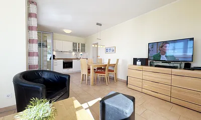 gemütliches Wohnzimmer mit Smart-TV