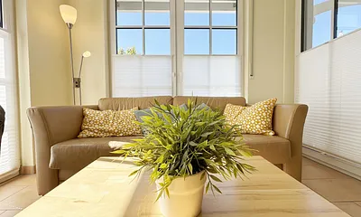 gemütliches Wohnzimmer mit Couch