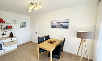 Holzesstisch mit Stühlen