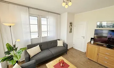 Wohnbereich mit 2 Couchen Liegefläche (für die 3. Person 1,00 m x 1,80 m), kleiner Couchtisch, Leselampe, TV-Board mit Smart-TV, DVD-Player, DAB-Radio sowie eine Micro Hi-Fi Anlage mit USB und CD 