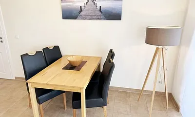 Holzesstisch mit Stühlen