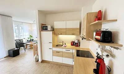 Küchenzeile mit Cerankochfeld,Backofen,Dunstabzugshaube,Kühl-Gefrierkombination,Geschirrspüler, Kaffeemaschine, Dolce Gusto Kapselmaschine, Wasserkocher, Toaster und weitere diverse Küchenutensilien