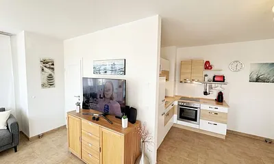 Wohnbereich mit 2 Couchen Liegefläche (für die 3. Person 1,00 m x 1,80 m), kleiner Couchtisch, Leselampe, TV-Board mit Smart-TV, DVD-Player, DAB-Radio sowie eine Micro Hi-Fi Anlage mit USB und CD 