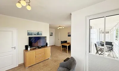 Wohnbereich mit 2 Couchen Liegefläche (für die 3. Person 1,00 m x 1,80 m), kleiner Couchtisch, Leselampe, TV-Board mit Smart-TV, DVD-Player, DAB-Radio sowie eine Micro Hi-Fi Anlage mit USB und CD 