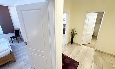 Blick vom Flur in das Schlafzimmer