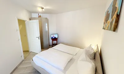 1.Schlafzimmer mit Doppelbett mit LCD-TV