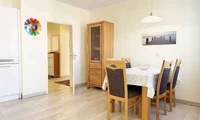 Essbereich mit Stühlen