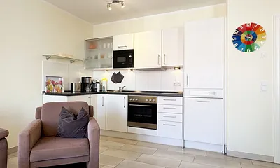 Küchenzeile mit diversen Küchenutensilien