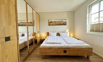 1. Schlafzimmer mit Doppelbett und Kleiderschrank