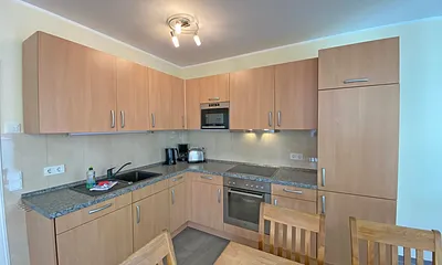 moderne Küchenzeile mit 4 Zonen-Ceranfeld, Backofen, Geschirrspüler, Kühlschrank mit Gefrierfach, Mikrowelle, Wasserkocher, Toaster, Kaffeemaschine sowie diverse Küchenutensilien