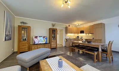 Wohnbereich mit TV-Board mit Flachbild-TV