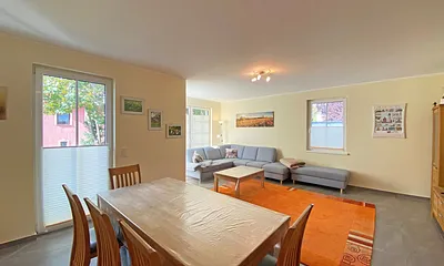 Esstisch mit Stühlen