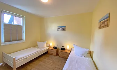 2. Schlafzimmer mit 2 Einzelbetten (0,90 m x 2,00 m), 2 Nachtischkonsolen mit Beleuchtung und Kleiderschrank