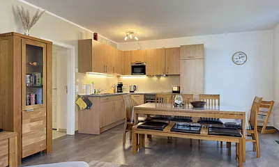 moderne Küchenzeile mit Essbereich