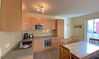 moderne Küchenzeile mit 4 Zonen-Ceranfeld, Backofen, Geschirrspüler, Kühlschrank mit Gefrierfach, Mikrowelle, Wasserkocher, Toaster, Kaffeemaschine sowie diverse Küchenutensilien