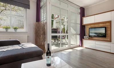 Hier der Blick zur nach Süden ausgerichteten, möblierten Terrasse. Ein großer Flachbild-TV, DVD-Player und CD-Radio gehören auch zur Ausstattung.