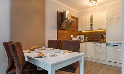 Der Blick in den großzügigen Eßbereich mit der komplett ausgestattteten ... 