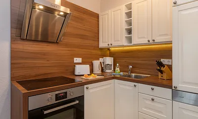 ... Küchenzeile mit Geschirrspüler, Backofen, 4-Plattenceranherd  etc.