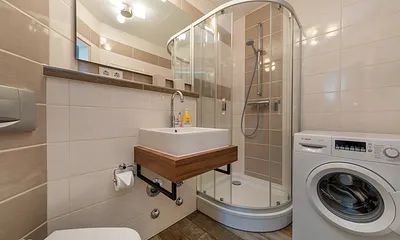 Das schöne Bad mit Dusche, WC und Waschmaschine.