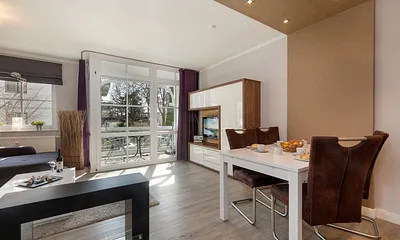 Der Blick zum möblierten Südbalkon.