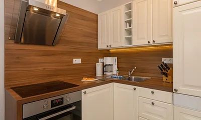 Die Küchenzeile mit Backofen, Geschirrspüler etc.