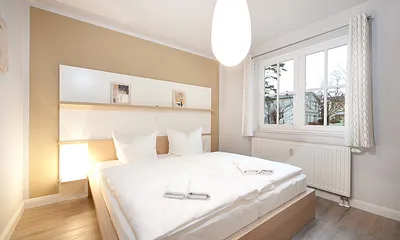 Das Schlafzimmer hat Doppelbett, Kleiderschrank  und Außenrolläden für die Verdunklung.