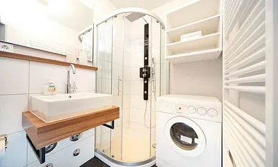 Das schöne Bad mit Dusche, WC und Waschmaschine.