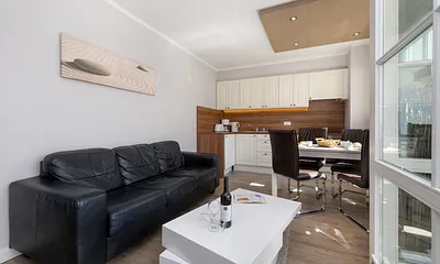 Die bequeme Couch im Wohnzimmer (ohne Schlaffunktion).