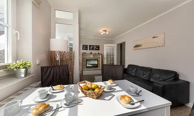 Die Fenster im Wohnzimmer sind mit Plissees bestückt.