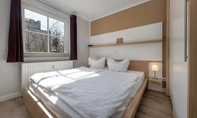 Schlafzimmer 1: mit Doppelbett und Kleiderschrank.