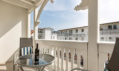 Der bequem möblierte Südost-Balkon bietet Ihnen einen kleinen seitlichen Seeblick.