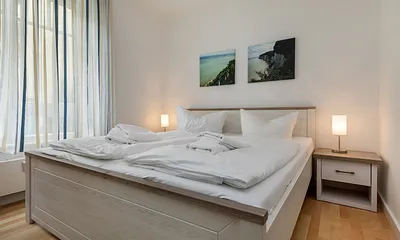 Hier der Blick in das 2019 neu möblierte Schlafzimmer mit großem Kleiderschrank und Doppelbett.