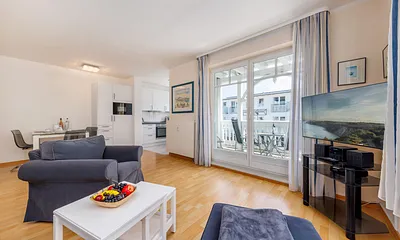 Der Blick durch das Wohnzimmer zur Küchenzeile.
