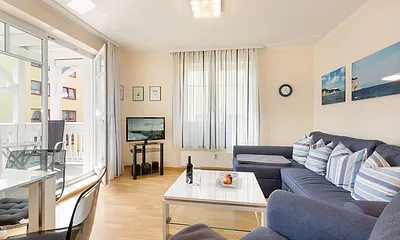 Hier der Blick in das große helle Wohnzimmer mit Austritt zum Balkon.