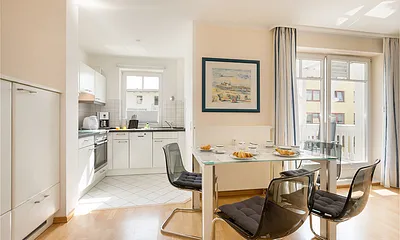 Blick vom Eßbereich zur Küchenzeile.