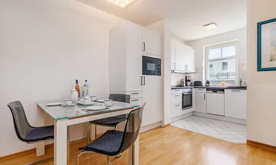 Der Eßbereich und die Küchenzeile im Wohnzimmer.