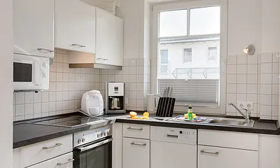 Die Küchenzeile ist mit Geschirrspüler, Backofen etc. komplett ausgestattet. 