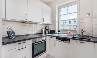 Die Küchenzeile ist mit Geschirrspüler, Backofen, Cerankochfeld, Nespressomaschine etc. komplett ausgestattet. 
