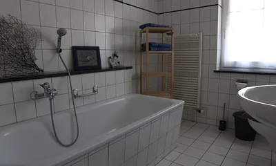 geräumiges Badezimmer (Wanne und separate Dusche) mit Tageslicht