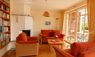 Wohnzimmer mit Kamin und Terrasse