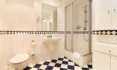 Das schöne Bad bietet Dusche und WC.